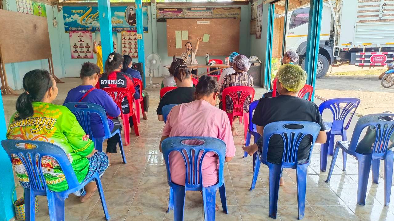 สำนักงานพัฒนาชุมชนอำเภอหนองพอก จังหวัดร้อยเอ็ด : ลงพื้นที่ดำเนินโครงการส่งเสริมการออมและการพัฒนาทักษะทางการเงิน (Financial Literacy) ตำบลโคกสว่าง