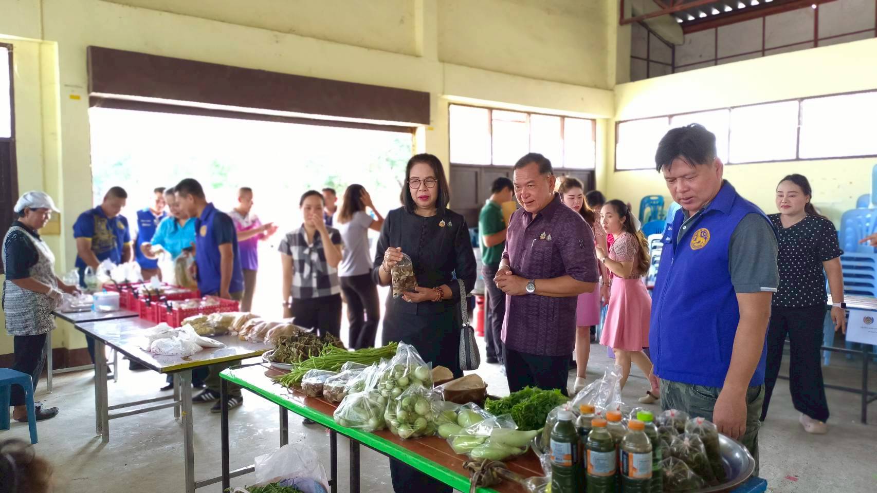 สำนักงานพัฒนาชุมชนอำเภอหนองพอก จังหวัดร้อยเอ็ด : จัดกิจกรรมจำหน่ายสินค้า ไทยช่วยไทย ลดภาระ ค่าครองชีพ ครั้งที่ 3