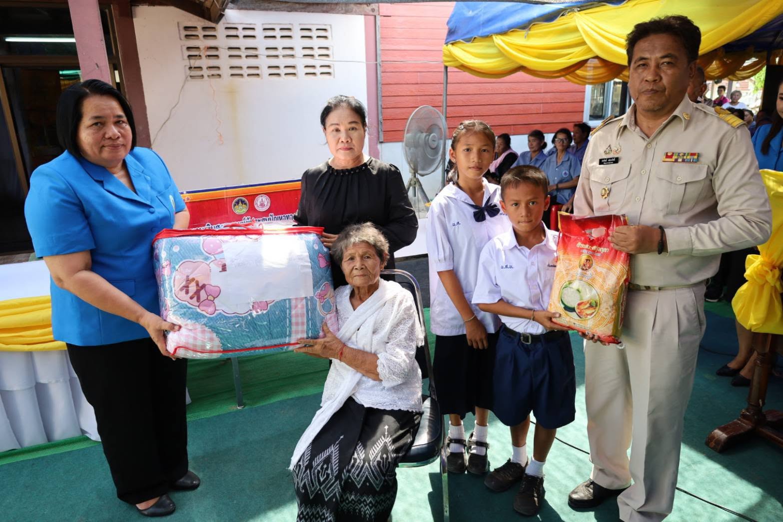 *สำนักงานพัฒนาชุมชนอำเภอหนองพอก จังหวัดร้อยเอ็ด : ร่วมมอบสิ่งของพระราชทานและเงินช่วยเหลือผู้ประสบภัยฟ้าผ่า