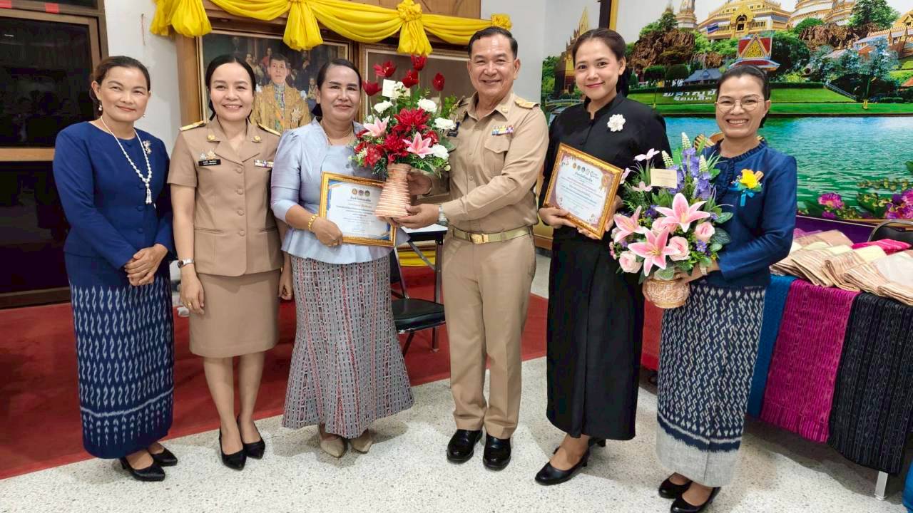สำนักงานพัฒนาชุมชนอำเภอหนองพอก จังหวัดร้อยเอ็ด : เข้าร่วมการรับมอบรางวัลคนกองทุนพัฒนาบทบาทสตรีดีเด่นระดับจังหวัด ตามโครงการเชิดชูเกียรติคนกองทุนพัฒนาบทบาทสตรี ประจำปี 2569 และรางวัลสรีดีเด่นการขับเคลื่อนนโยบายและภารกิจสำคัญของกระทรวงมหาดไทย