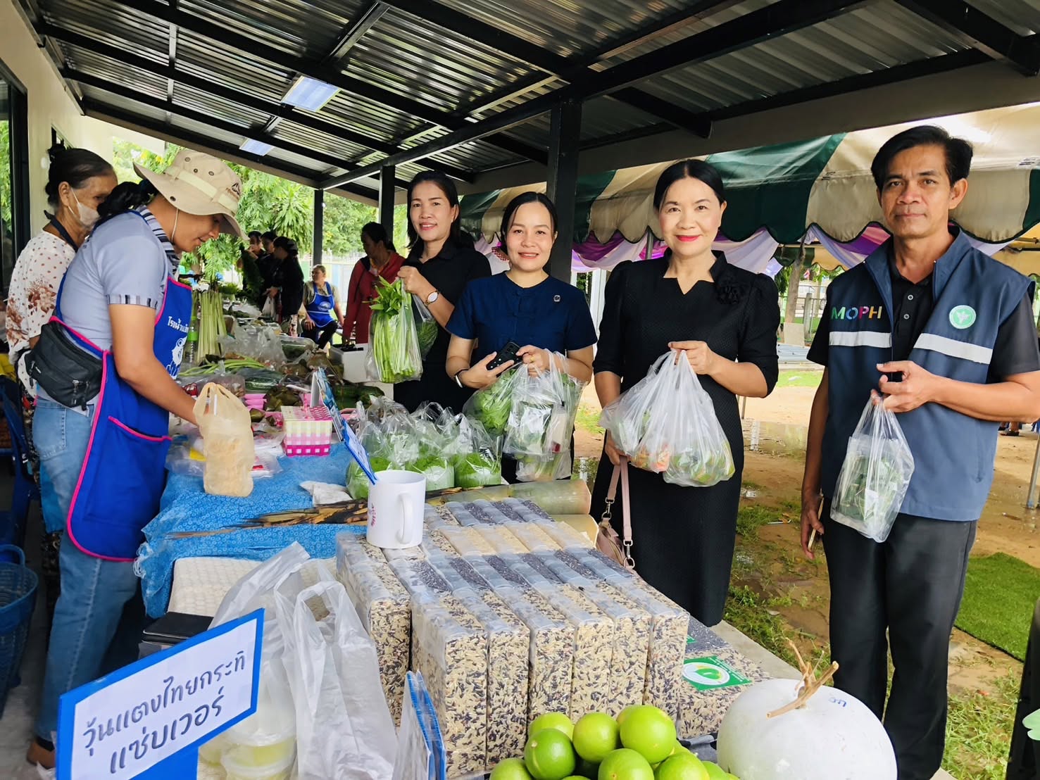 สำนักงานพัฒนาชุมชนอำเภอหนองพอก ร่วมโครงการ ร่วมโครงการตลาดนัดสร้างสุข (Happy Green Market) วิธีธรรมชาติ ปลอดสารเคมี ชุมชนสุขภาพดี ชีวีปลอดภัย โรงพยาบาลหนองพอก ประจำปี 2569