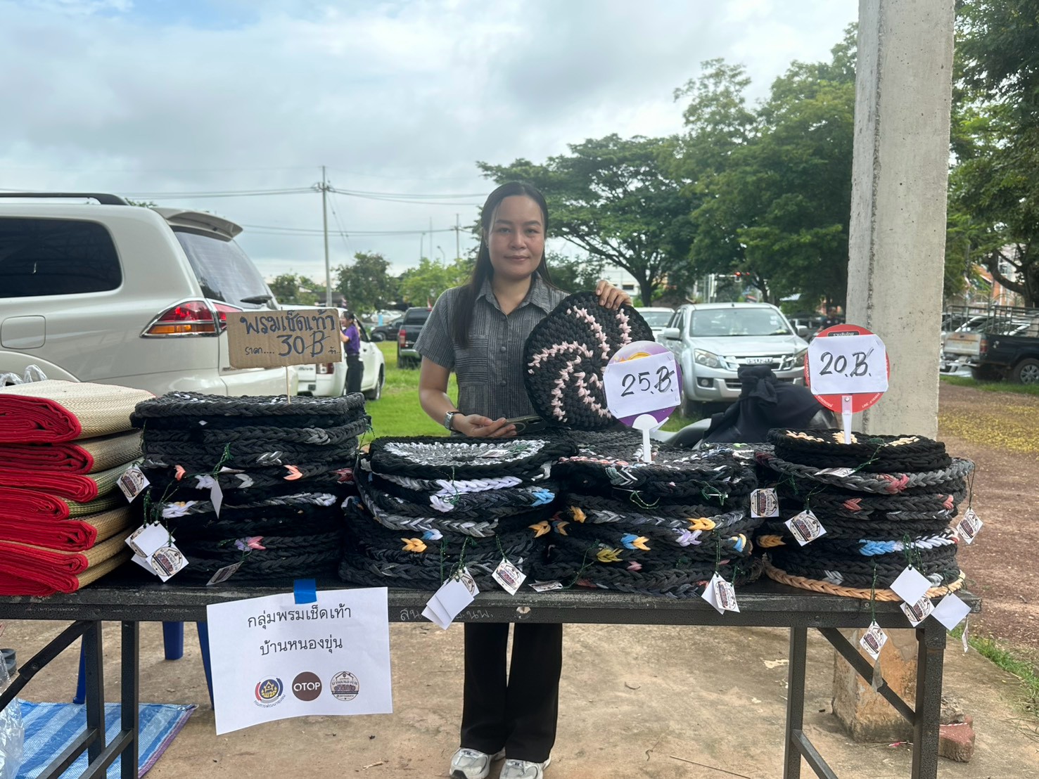 สำนักงานพัฒนาชุมชนอำเภอหนองพอก จังหวัดร้อยเอ็ด: การจำหน่ายสินค้าตลาดประชารัฐคนไทยยิ้มได้ ประจำเดือน กันยายน