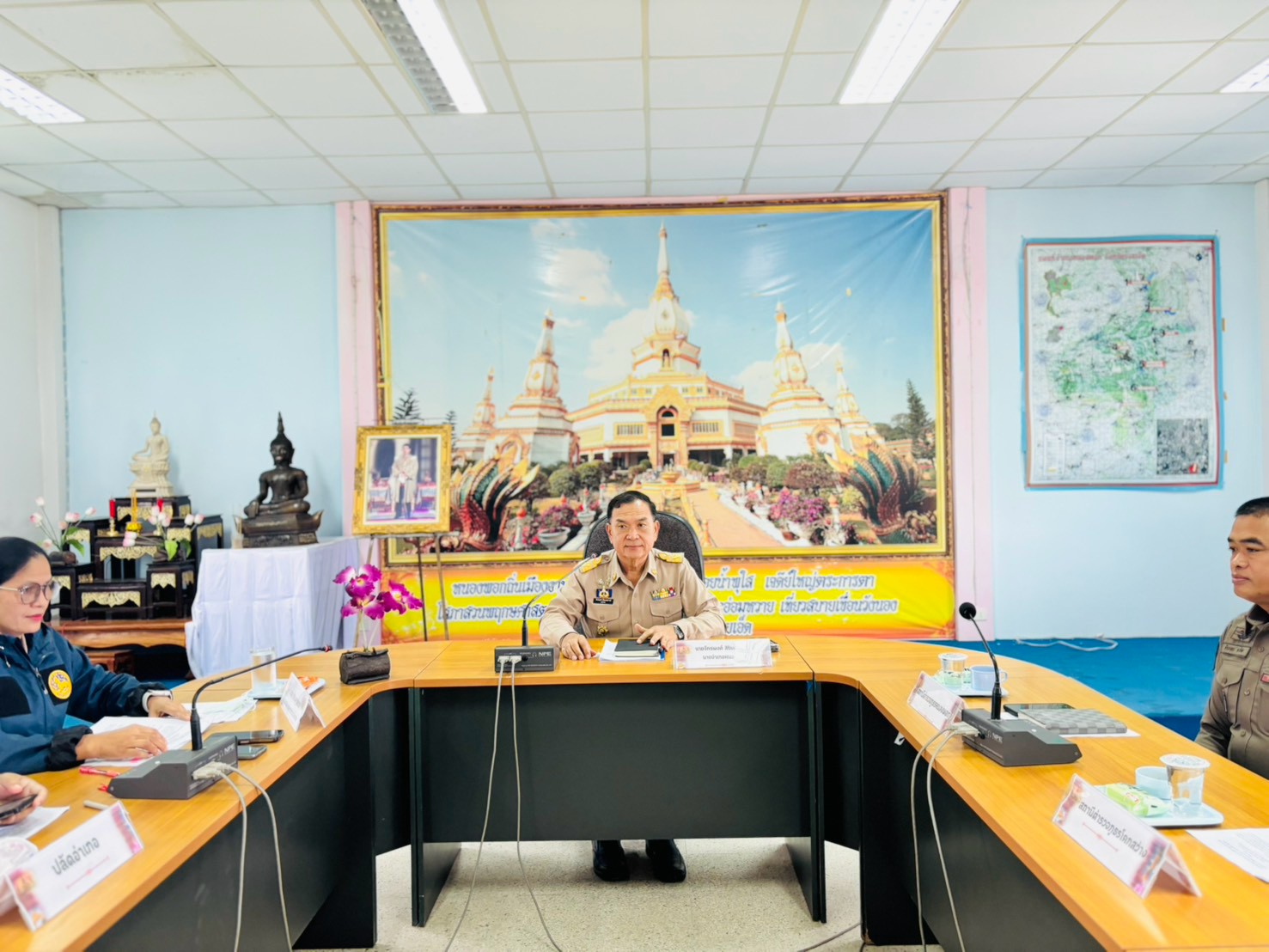 สำนักงานพัฒนาชุมชนอำเภอหนองพอก จังหวัดร้อยเอ็ด : ร่วมประชุมเตรียมความพร้อมฯในงานพระราชพิธีถวายพระเพลิงพระบรมศพ สมเด็จพระนางเจ้าสิริกิติ์ พระบรมราชินีนาถ พระบรมราชชนนีพันปีหลวง