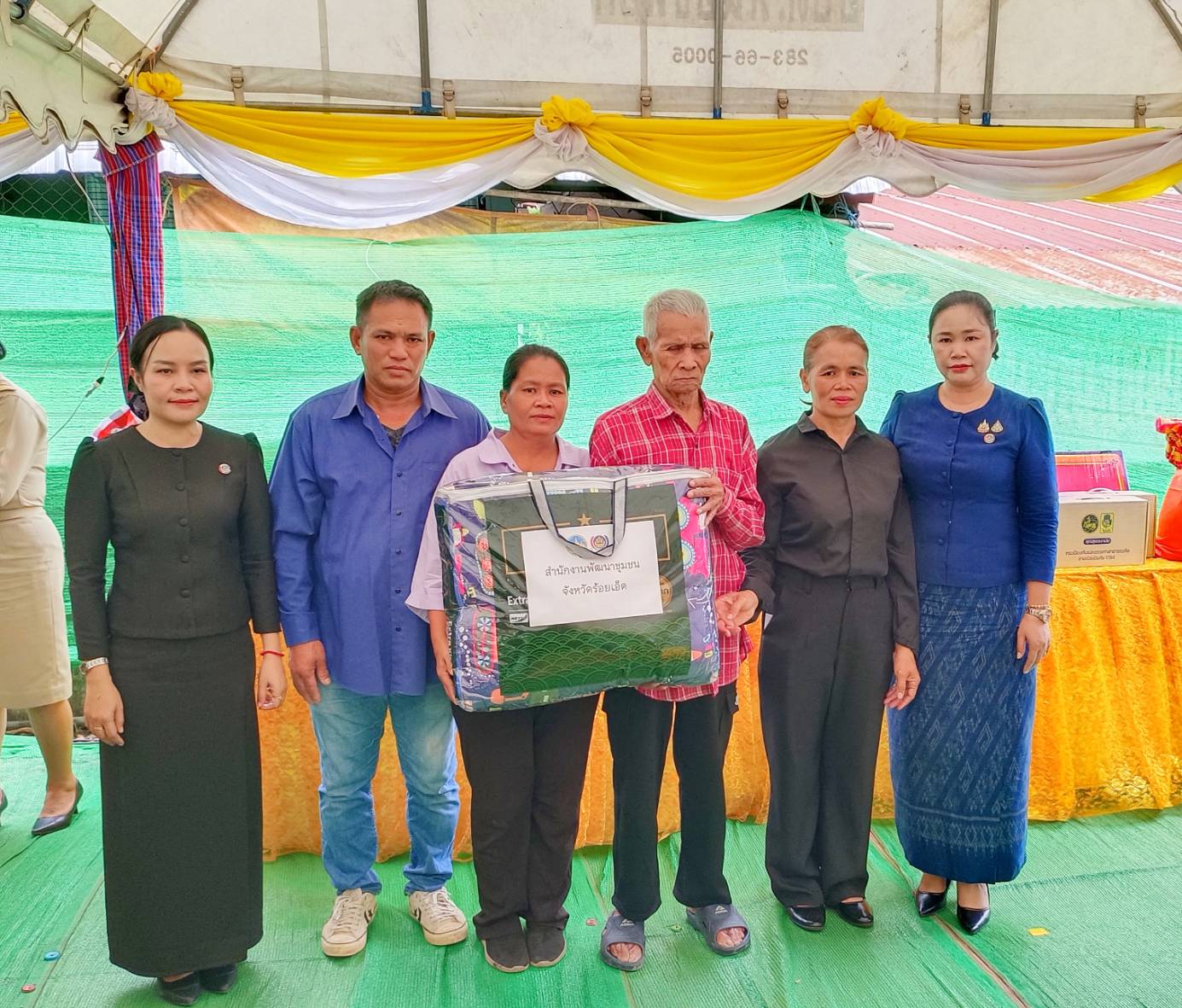 พช.หนองพอก จังหวัดร้อยเอ็ด ร่วมพิธีมอบสิ่งของพระราชทาน และเงินช่วยเหลือ มูลนิธิราชประชานุเคราะห์ในพระบรมราชูปถัมภ์ เพื่อช่วยเหลือผู้ประสบอัคคีภัย ในพื้นที่อำเภอหนองพอก จังหวัดร้อยเอ็ด