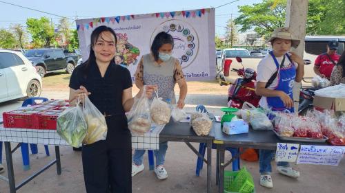  การจำหน่ายสินค้าตลาดประชารัฐคนไทยยิ้มได้